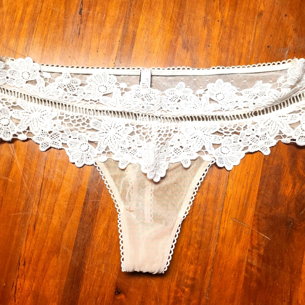 VICTORIAS SECRET THONGS